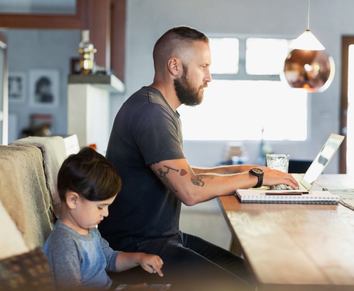 Padre e hijo utilizando dispositivos.