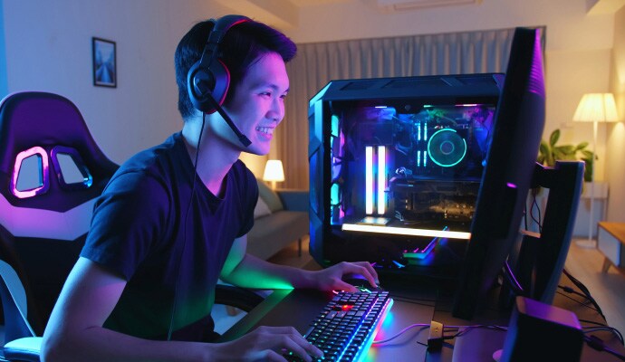 Hombre utilizando una computadora está iniciando Norton 360 for Gamers