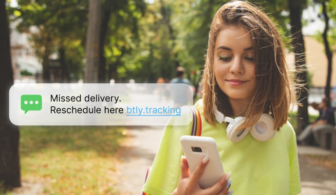 protección de llamadas y mensajes de texto: una mujer revisa los mensajes en su teléfono